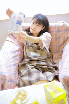 老头边吃奶边弄进去呻吟